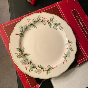Set of 4 St Nicholas Square HOLLY BERRY 8" Salad Plates Great Cond..